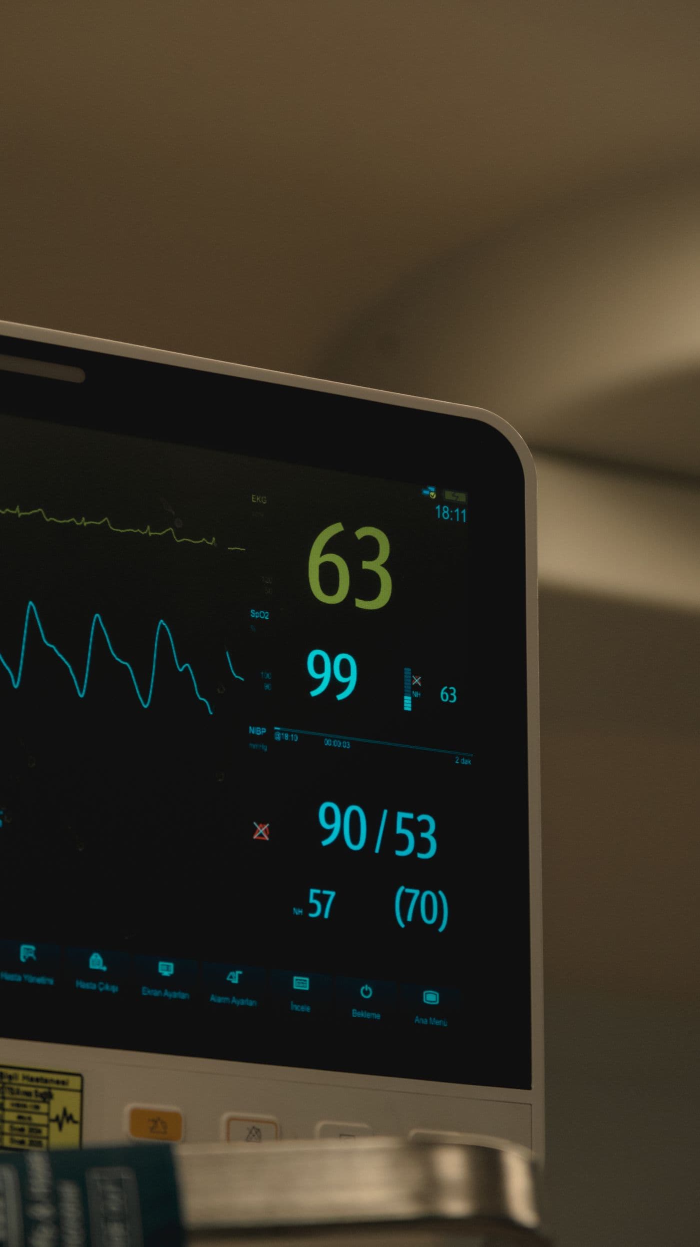 Patient monitoring equipment display in a clinical setting